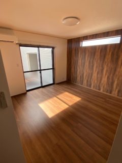 DAN-STYLE下鶴崎の室内紹介です👩🏻‍💼✨

下鶴崎のダンスタイルは各棟2種類の内装に。

1つ目は濃いブラウンの木目×白を組み合わせ空間を
ぐっとスタイリッシュに✨

どのお部屋からも優しい自然光が差し込みます✨